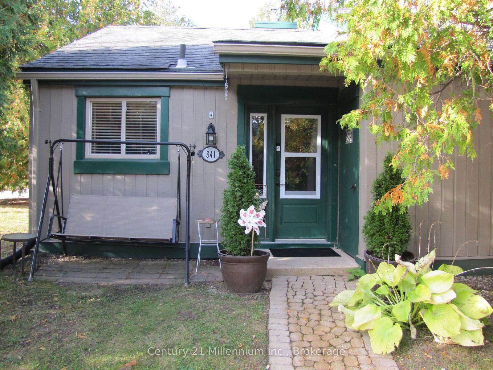 Property Photo: 11 Harbour Street W 341 ON L9Y 5B4