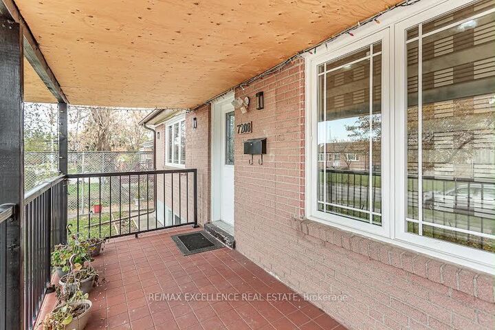 Property Photo: 7208 Hermitage Road ON L4T 2S4