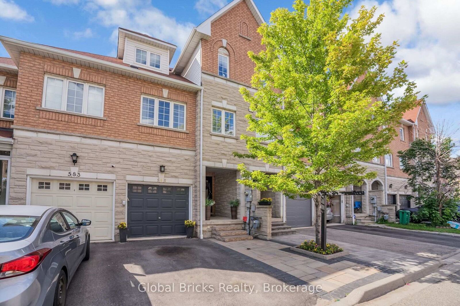 Property Photo: 585 Candlestick Circle ON L4Z 0B3