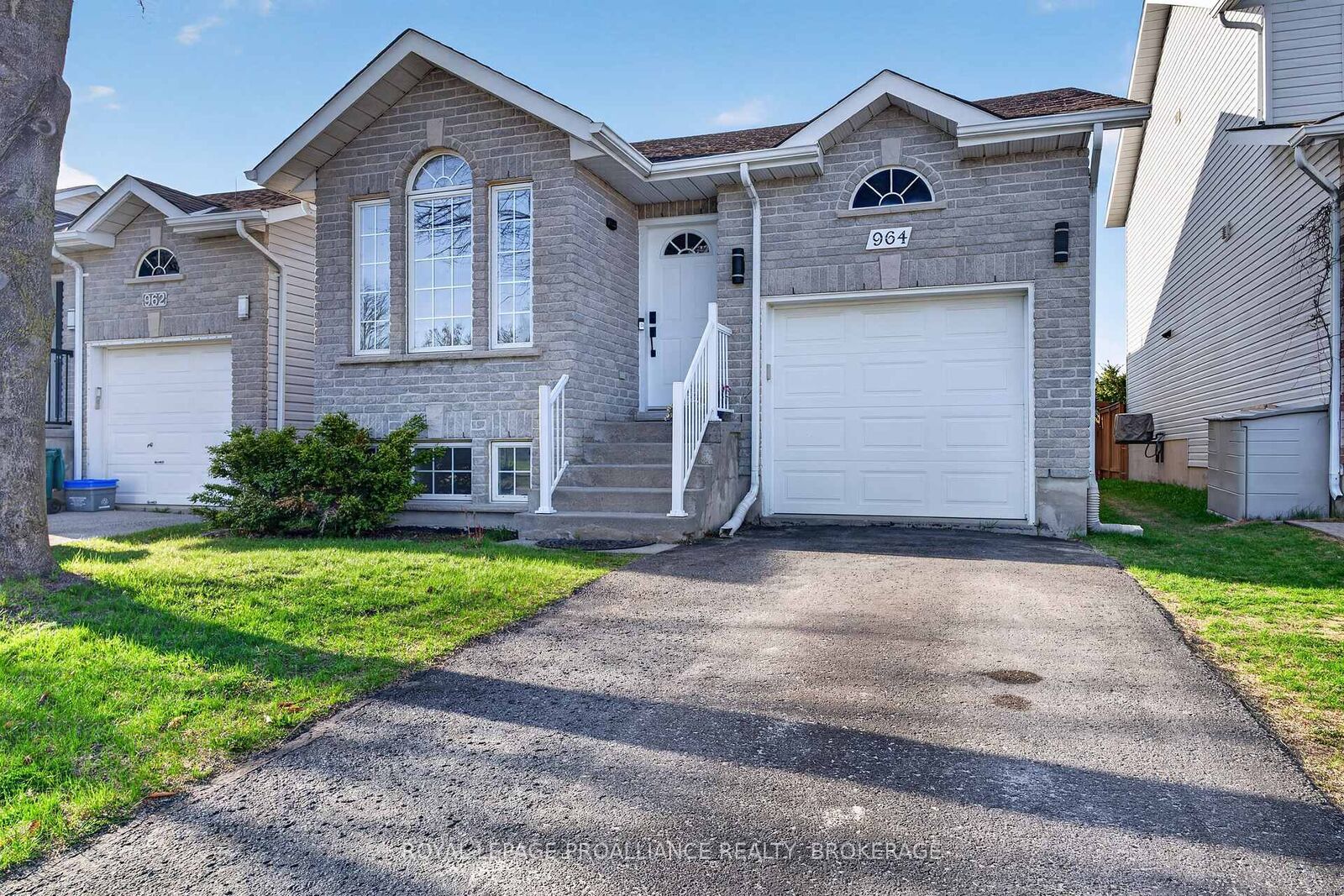 Property Photo: 964 Rainbow Crescent ON K7K 7J2
