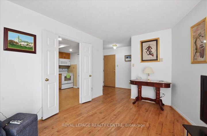 Property Photo:  1360 Rathburn Road E 410  ON L4W 4H4 