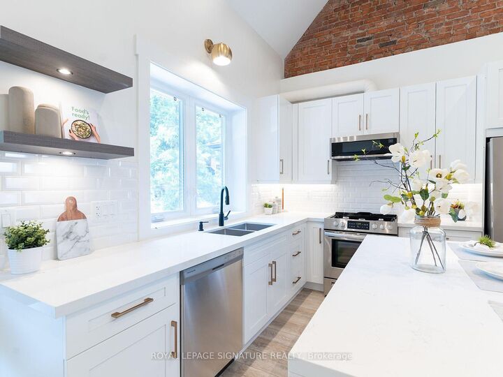 Property Photo: 129 Kenilworth Avenue Upper ON M4L 3S7