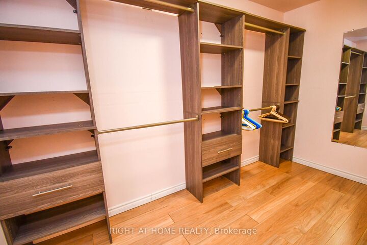 Property Photo: 11 Thackeray Crescent ON L4N 6J6