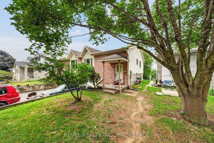 Property Photo: 986 Killarney Crescent ON K7M 8C7