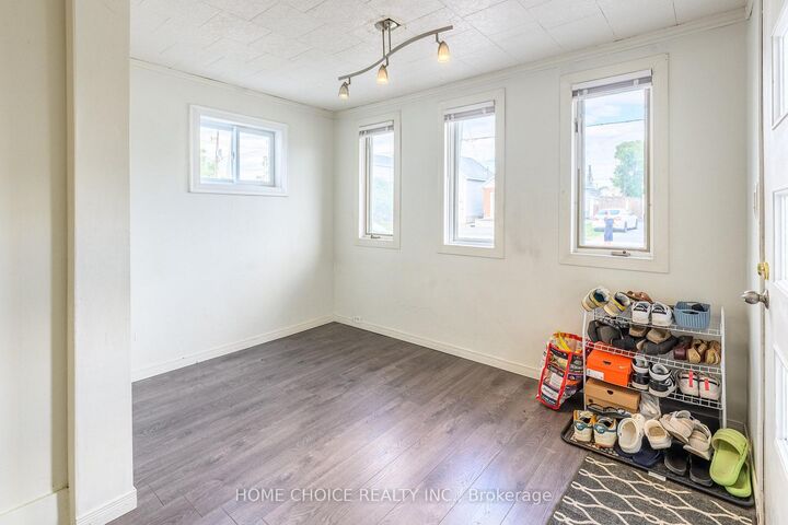 305 Maple Street N — photo 1