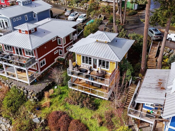 Property Photo: 125 Hilltop Cres BC V9Z 1N6
