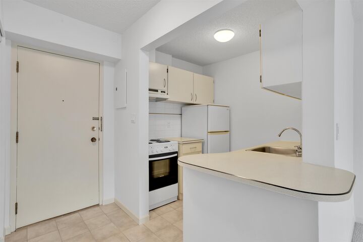 Property Photo: 150 E 15th Street 303 BC V7L 4N9