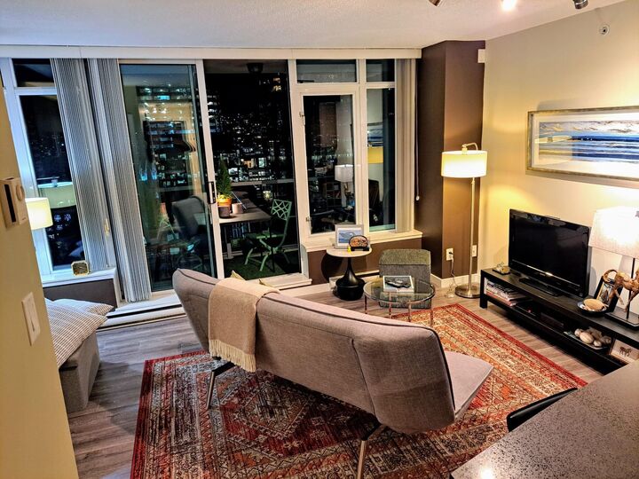 Property Photo: 610 Granville Street 1611 BC V6C 3T3