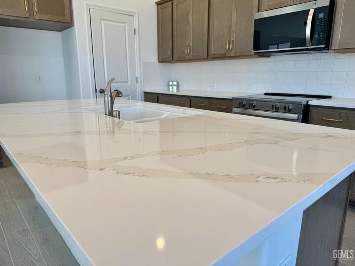 Property Photo: 2104 Silkstone Court CA 93311