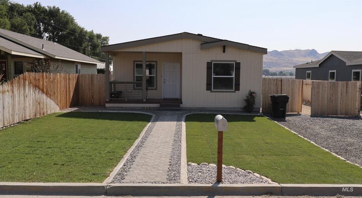 Property Photo: 496 N Elm St OR 97918