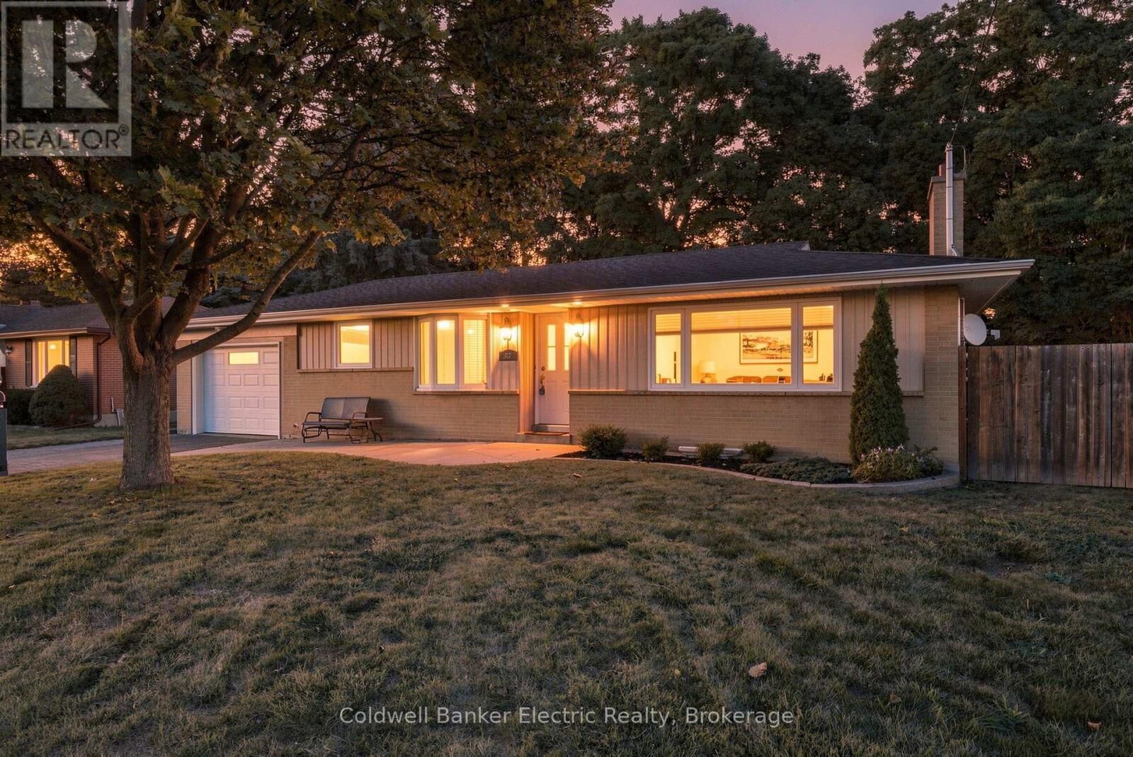 Property Photo: 47 Grandview Street North ON L1G 6N6