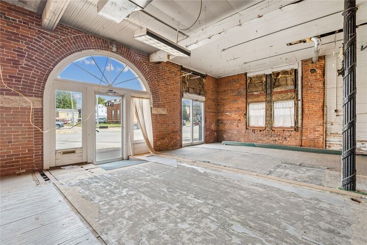 Property Photo:  511 1st Ave  IA 52349 