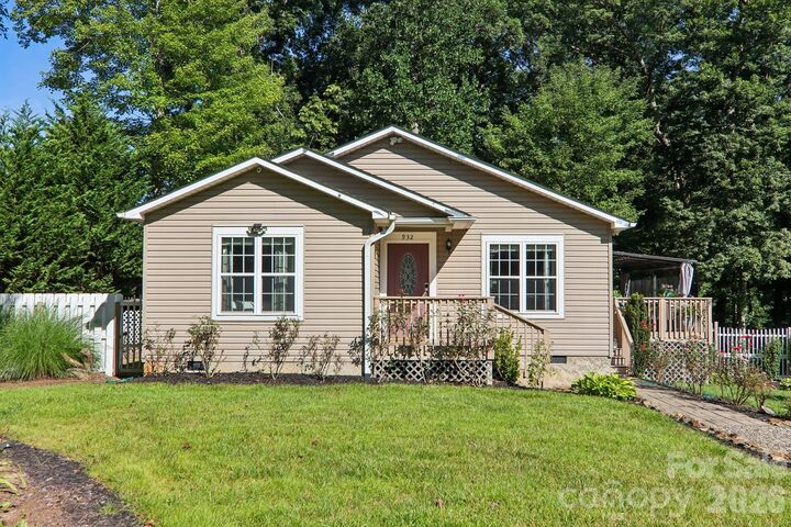 Property Photo: 932 Monte Vista Road NC 28715