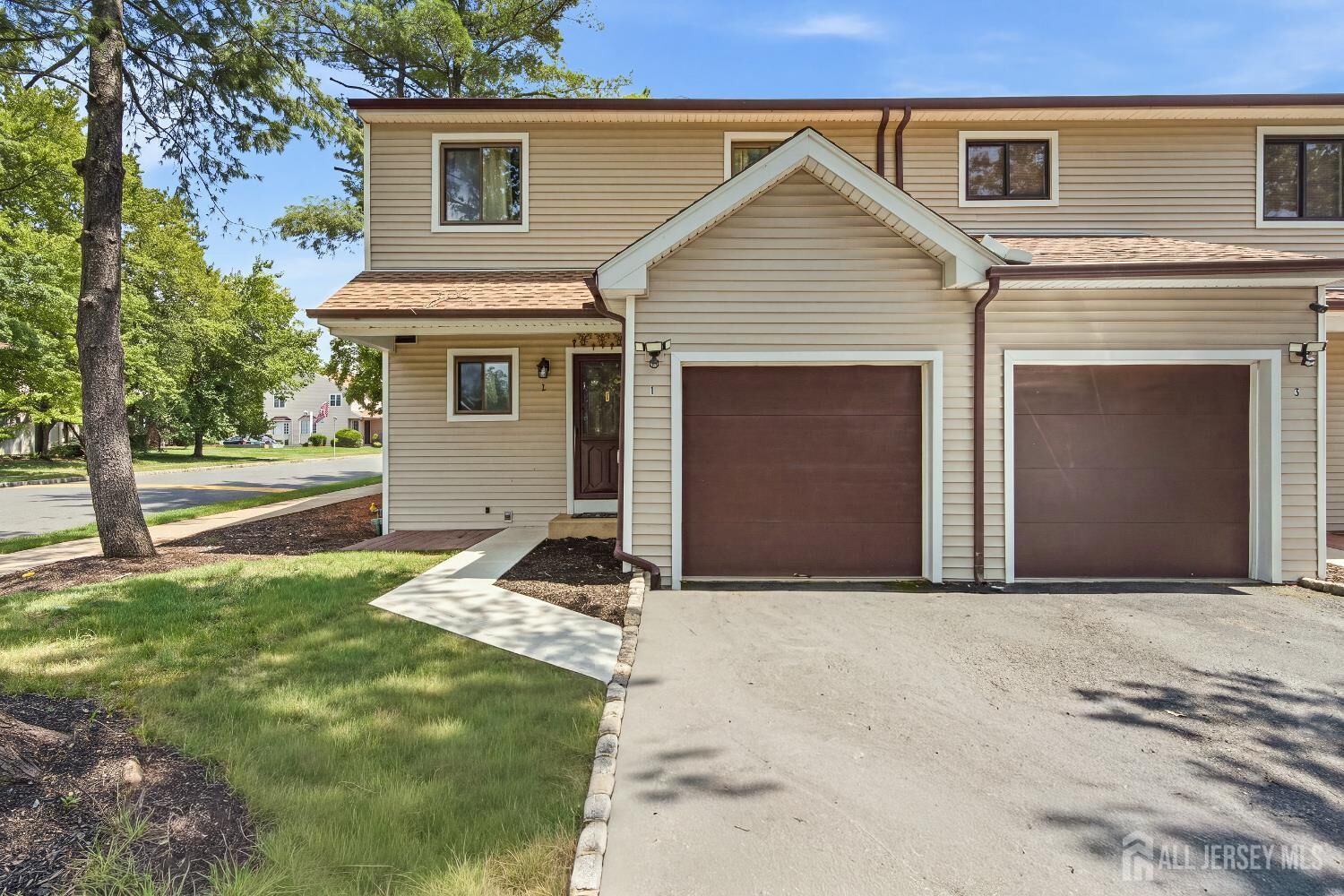 Property Photo:  1 Lily Court  NJ 08820 