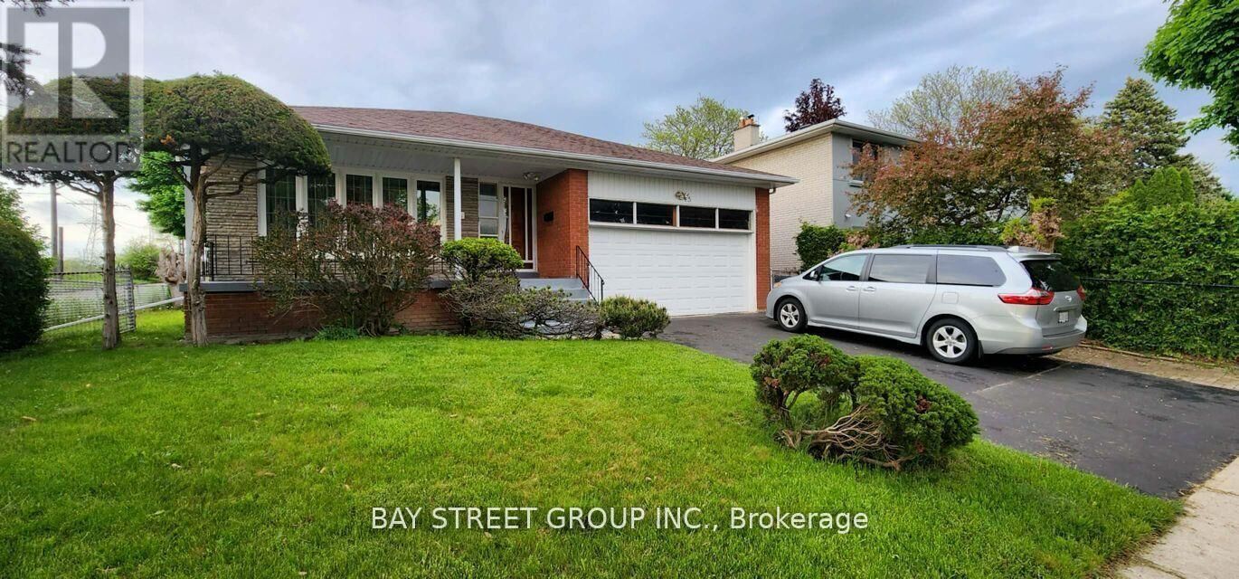 Property Photo: 45 Pineway Boulevard Room1 ON M2H 1A5