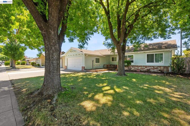 Property Photo: 316 E Canterbury Dr CA 95207