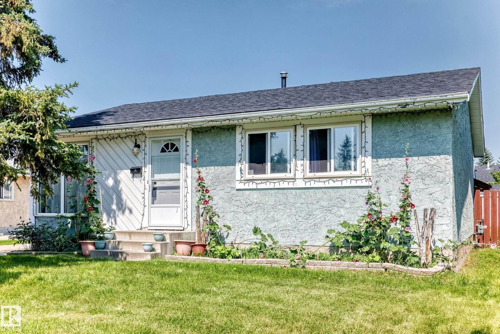 Property Photo:  9824 171 Avenue NW  AB T5X 3G4 