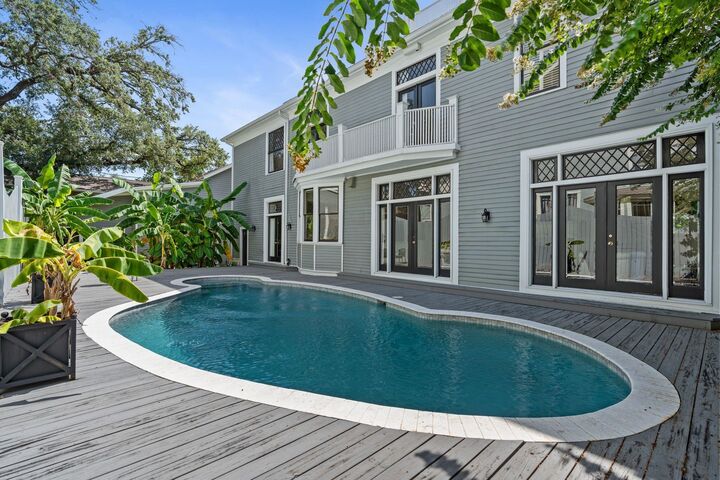 Property Photo:  200 Westmoreland Street  TX 77006 