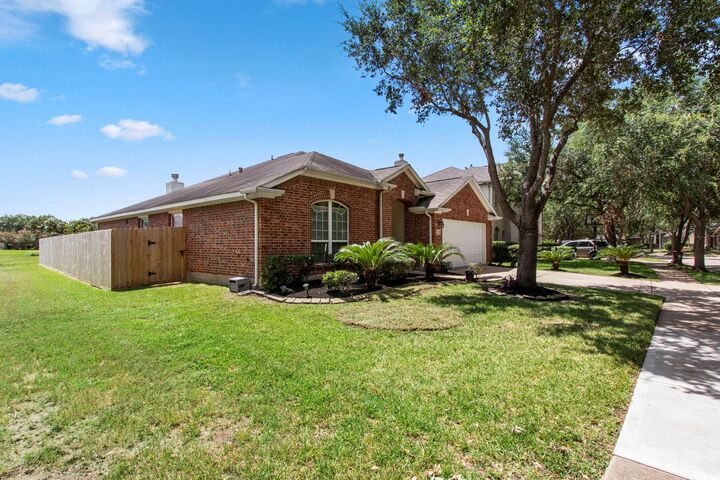 Property Photo:  7710 Trail Hollow  TX 77459 