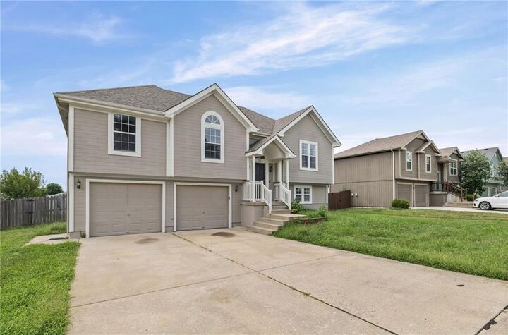 Property Photo: 712 S Sunset Lane MO 64083
