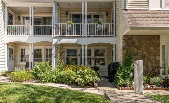 Property Photo:  6 Burnham Court  NY 12524 