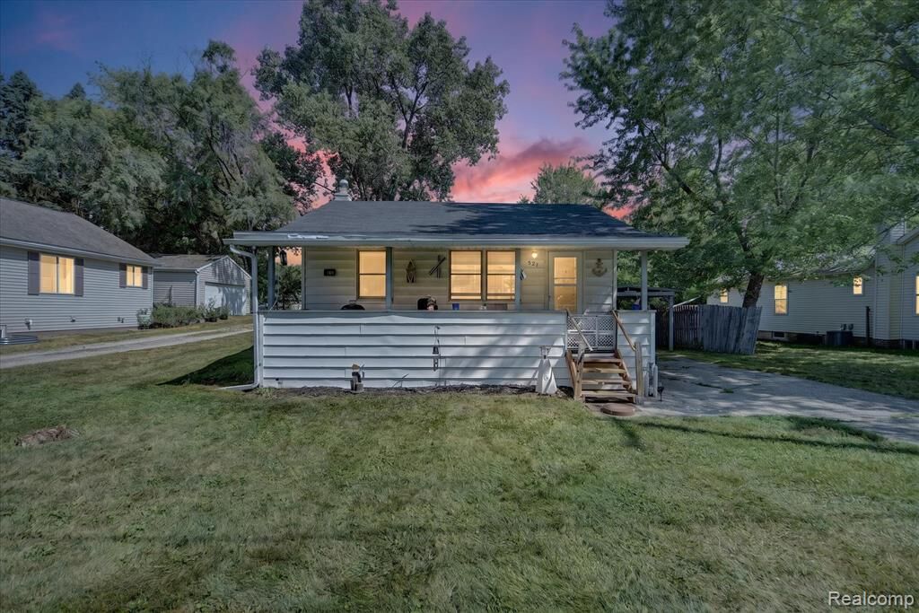 Property Photo: 521 E Paulson Street MI 48906 3251