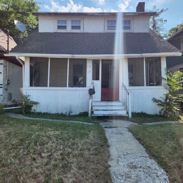 Property Photo:  1817 Maplewood Avenue  MI 48910 