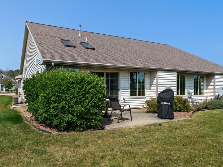 Property Photo:  537 Mapleleaf Ct  WI 54220 