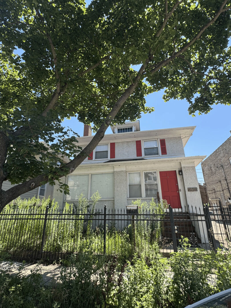 Property Photo:  7555 N Rogers Avenue  IL 60626 