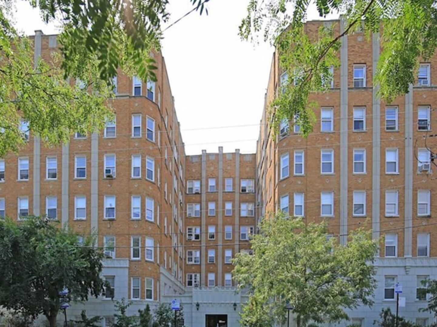 Property Photo:  6748 N Ashland Avenue 405  IL 60626 