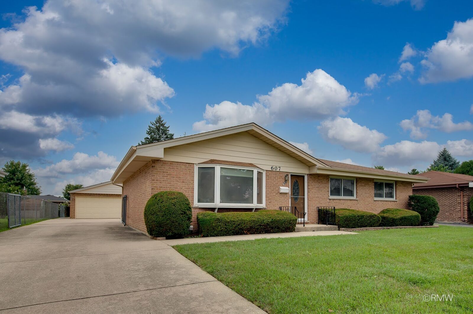 Property Photo:  607 W Montrose Avenue  IL 60191 