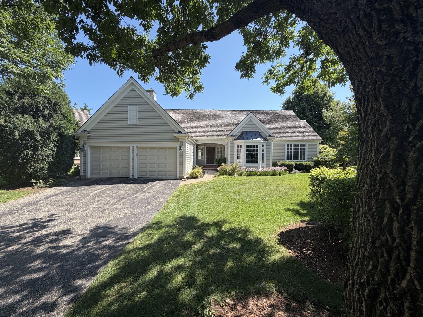 Property Photo:  655 S Buckingham Court  IL 60045 