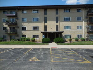 Property Photo: 535 S Cleveland Avenue 202 IL 60005