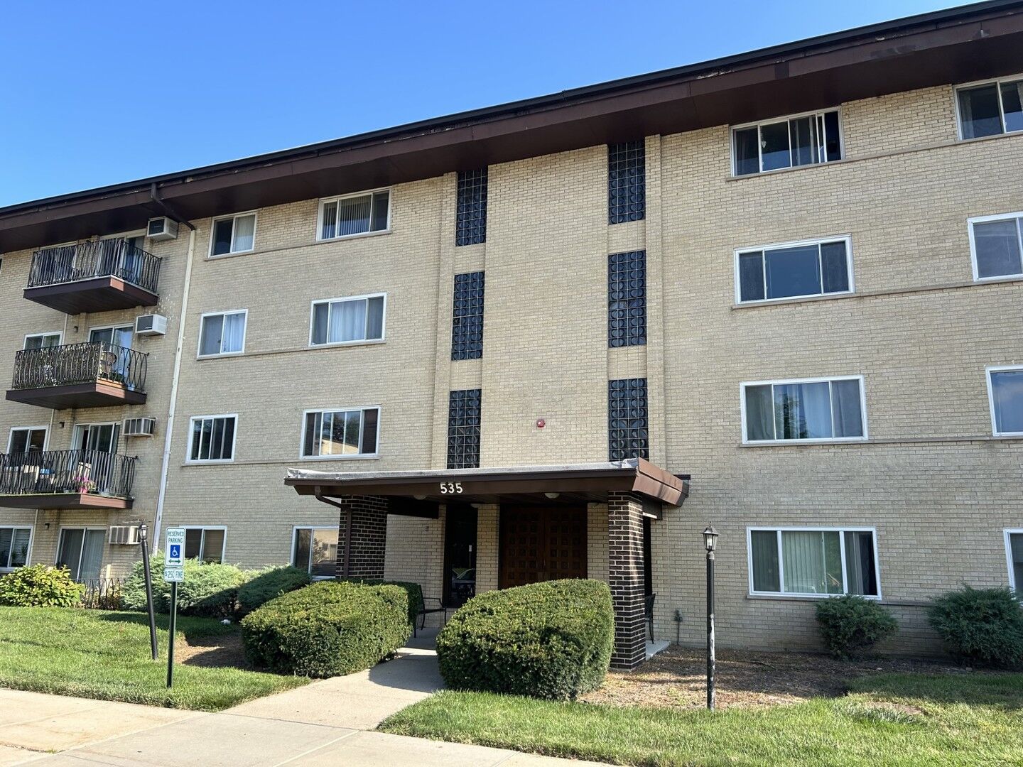 Property Photo: 535 S Cleveland Avenue 202 IL 60005