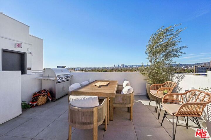 Property Photo:  1110 S Spaulding Avenue 303  CA 90019 