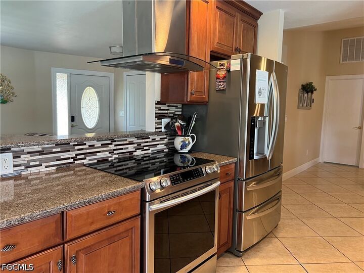 Property Photo:  1124 SE 29th Street  FL 33904 