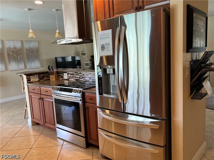 Property Photo:  1124 SE 29th Street  FL 33904 