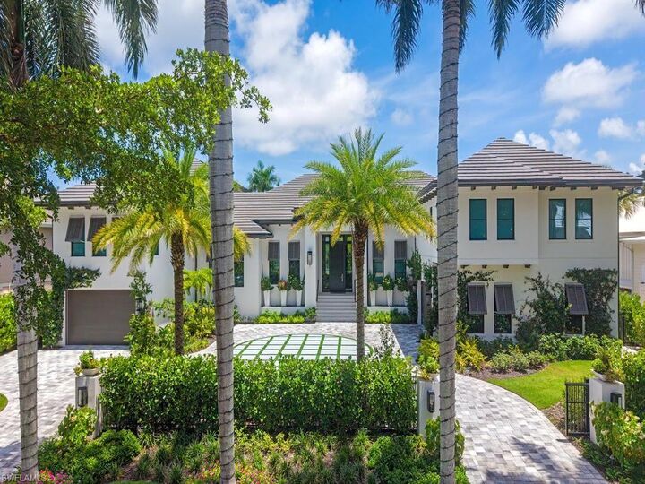 Property Photo: 425 15th Ave S FL 34102