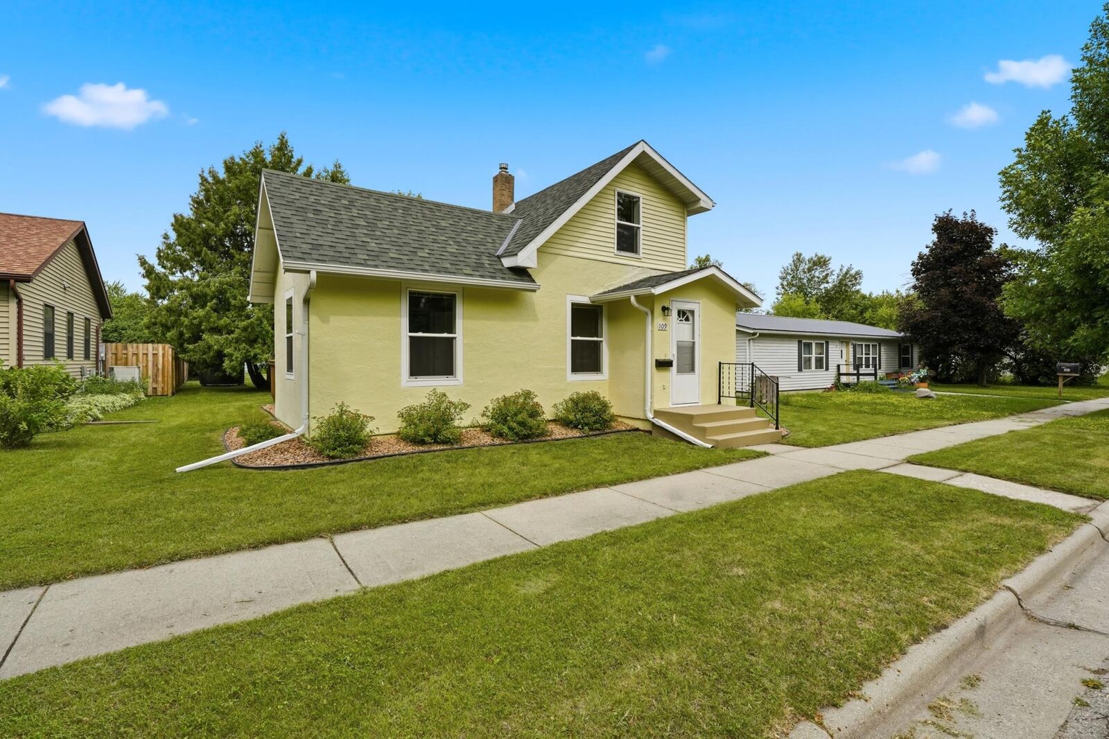 Property Photo:  109 Kneale Avenue S  MN 56701 