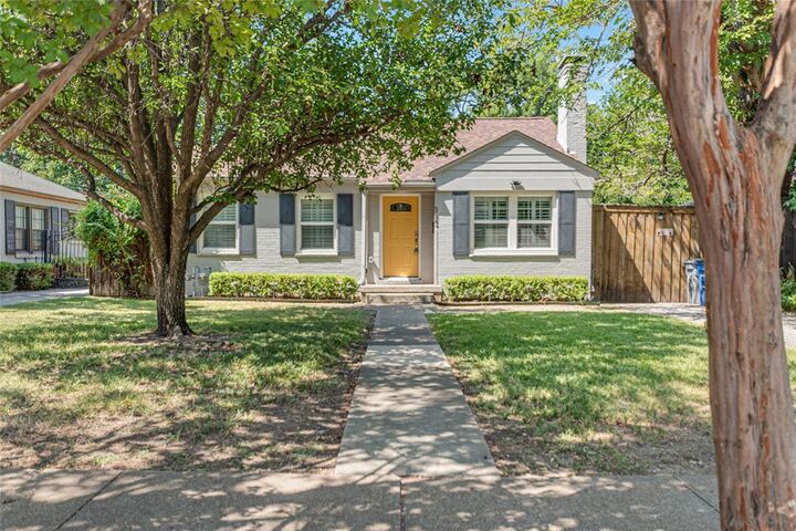 Property Photo: 5423 Stoneleigh Avenue TX 75235