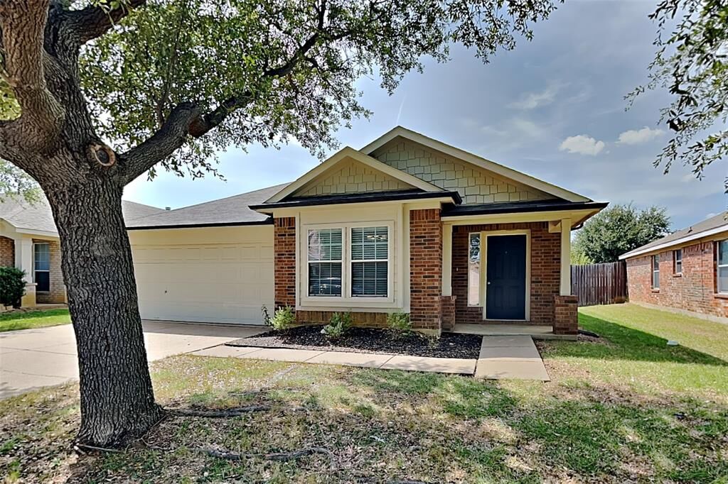 Property Photo: 621 Soledad Street TX 76002