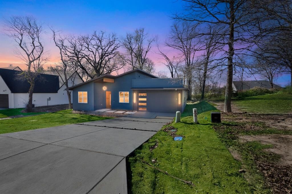 Property Photo: 320 Splitrail Drive TX 75143