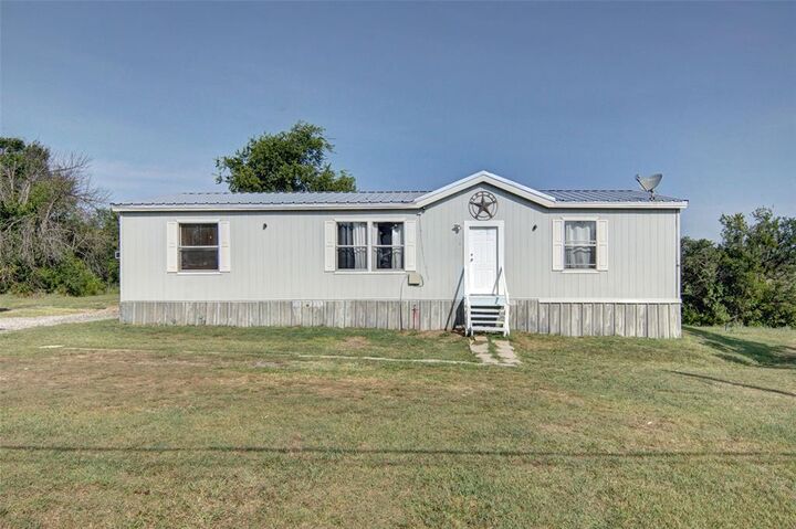 Property Photo: 106 Choctaw Ridge TX 76085