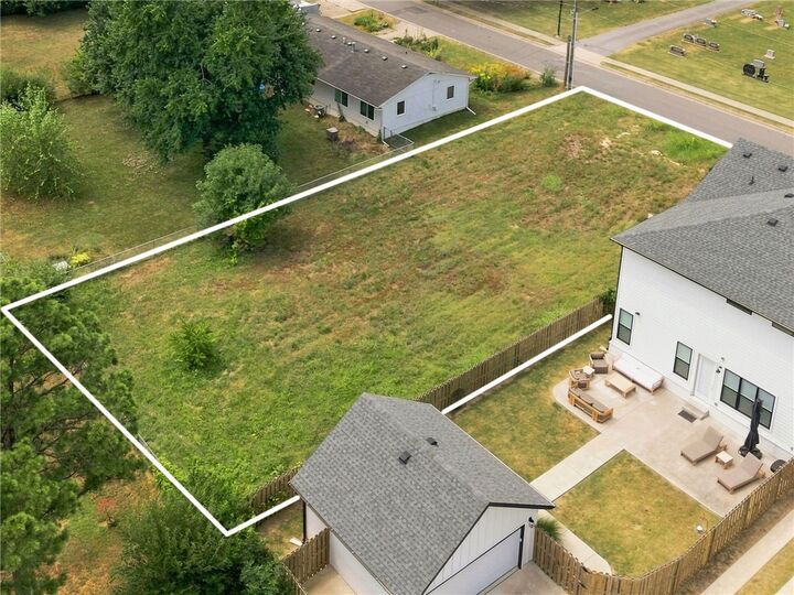 Property Photo:  215 SW F Street  AR 72712 