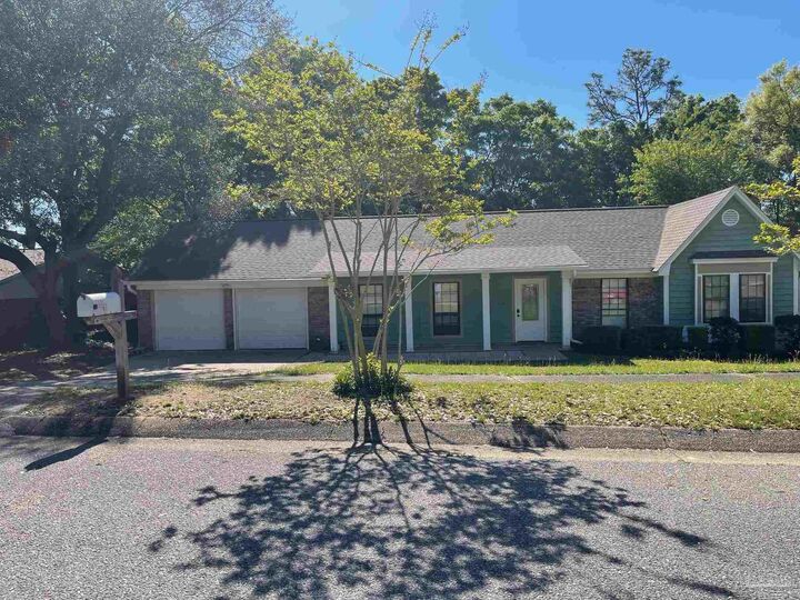 Property Photo: 4615 Gladstone Dr FL 32514