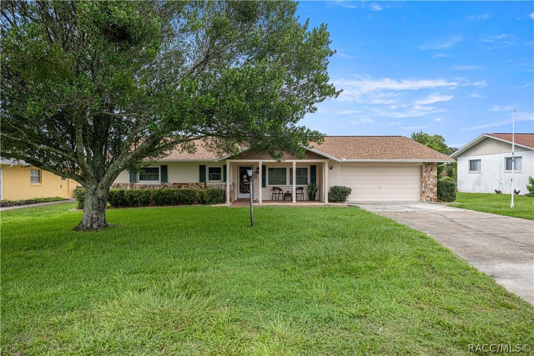 Property Photo: 653 W Buttonbush Drive FL 34465