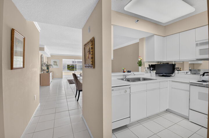 Property Photo: 14096 Huntington Pointe Drive 309 FL 33484