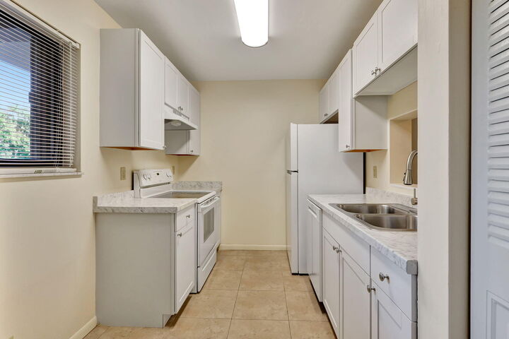 Property Photo:  120 NW 70th Street 0103  FL 33487 