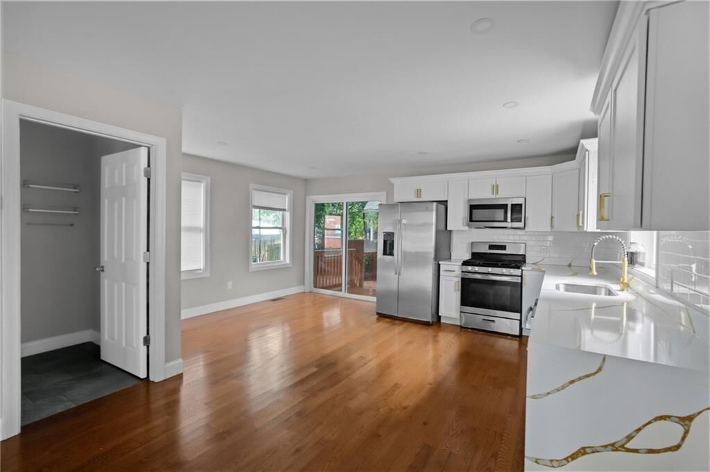 Property Photo:  11 Baldwin Court  RI 02907 