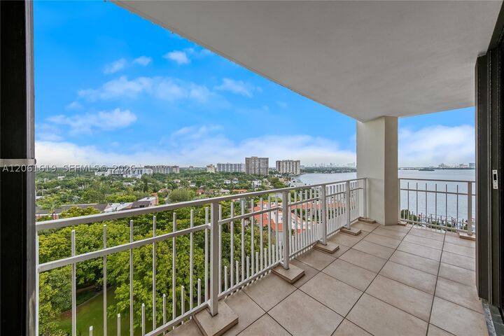 Property Photo:  4000 Towerside Ter 1405  FL 33138 
